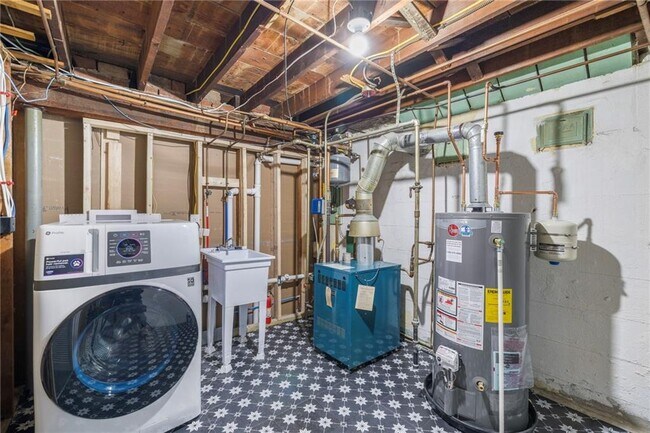 Building Photo - 33 Moorland Ave