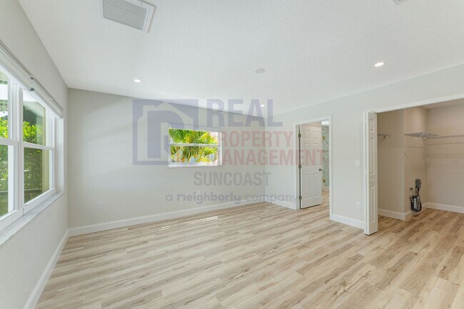 Building Photo - 411 Pine Tree Terrace