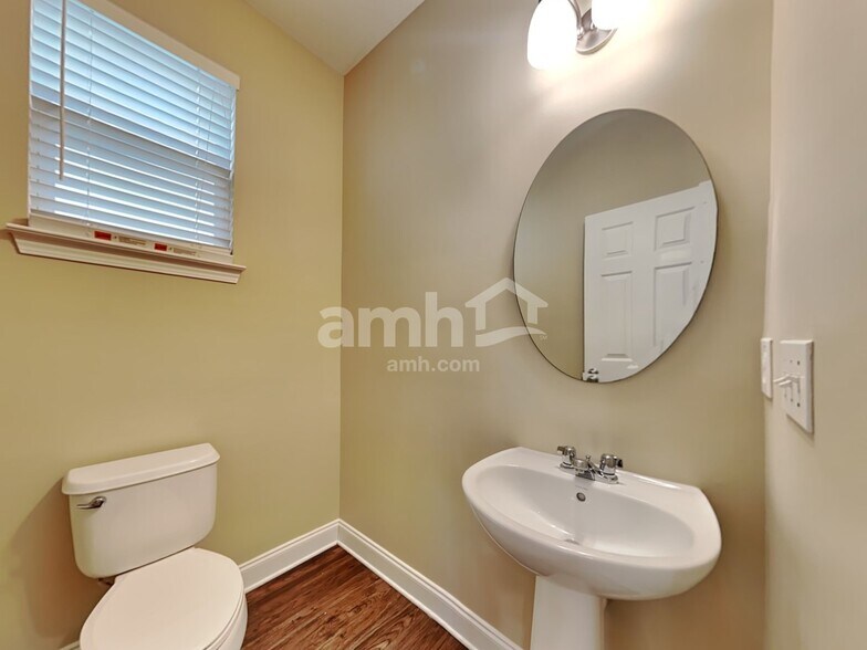 Building Photo - 8811 Shadowglen Dr