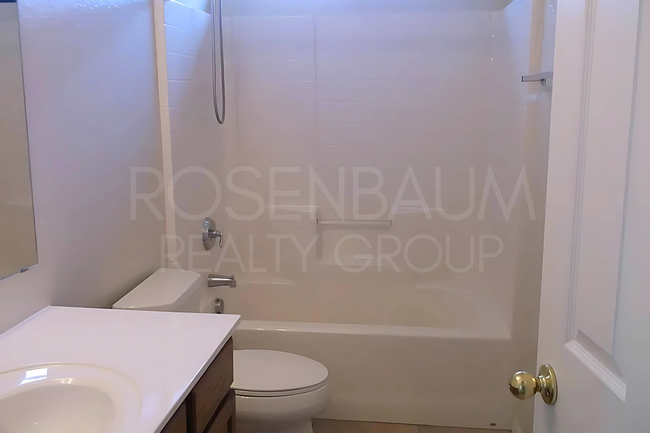 Building Photo - Beautiful 3-bedrooms, 2.5-baths home in th...