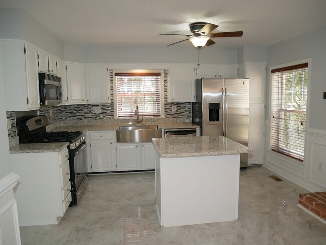 Building Photo - 4 Bedroom 3.5 Bath Corner Unit Townhouse o...