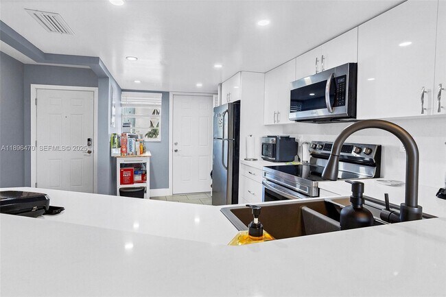 Building Photo - 1750 NE 191st St