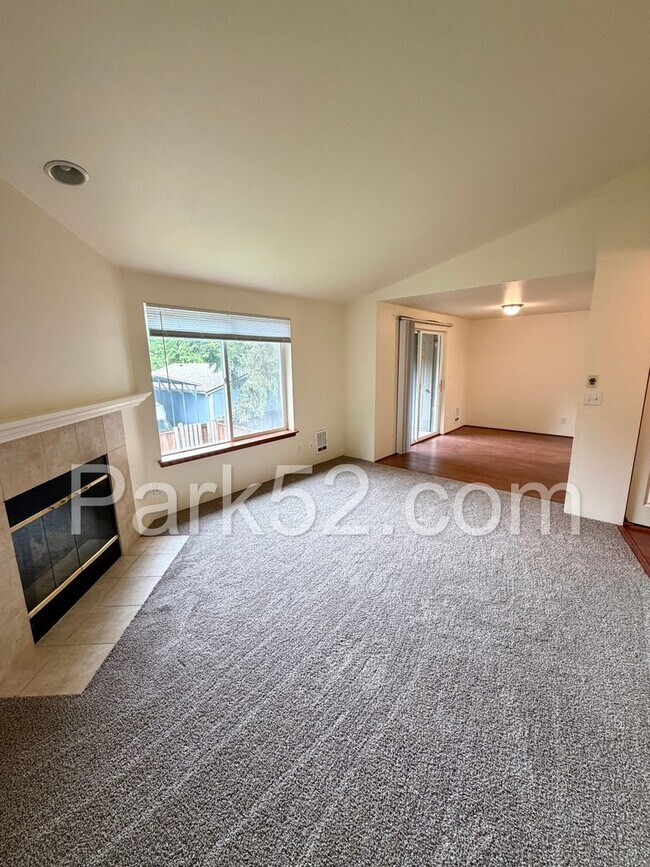 Building Photo - $250 Off First Full Month's Rent! Puyallup Area 2 Bedroom 2nd Floor Apartment