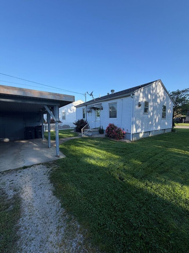 Building Photo - 3200 Edgewood Dr