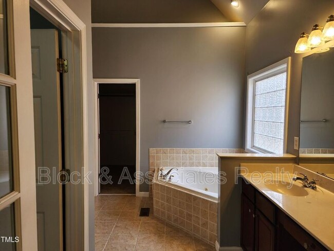 Building Photo - 608 Oxboro Cir