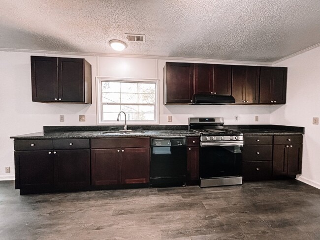 Building Photo - Spacious 4-Bed, 3-Bath Retreat on Greenhill Rd – 2000 Sq Ft of Charleston Charm!