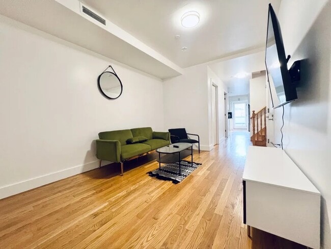 Building Photo - Furnished room/NOT APARTMENT