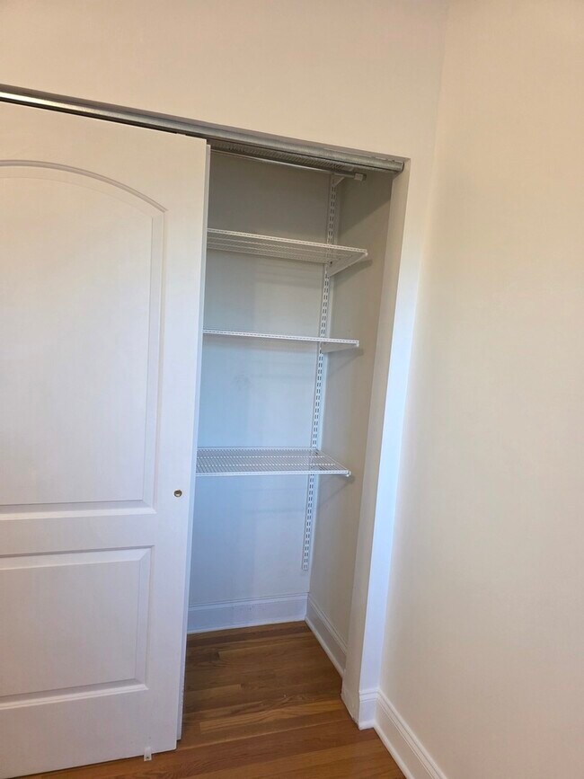 Building Photo - 2544 W Hollywood Ave