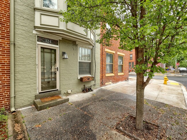 Building Photo - Charming 3 Bedroom House in Midtown