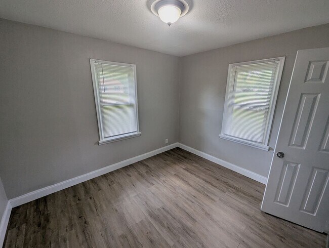Building Photo - Farmview Vista - Section 8 Friendly!