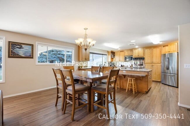 Building Photo - 1227 Fairway Dr NE