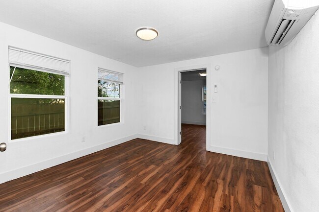 Building Photo - 204 Lessin Ln