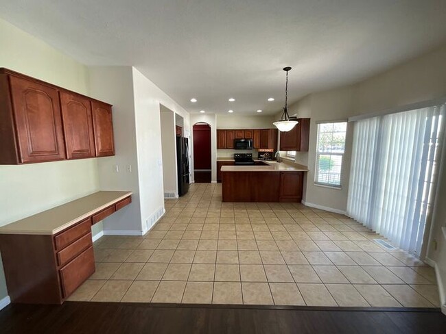 Building Photo - 6 bedroom 3 1/2 bathrooms 2 car garage Lar...