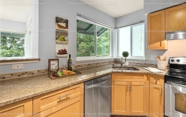 Building Photo - Spacious Cambria Hills Condo – Vaulted Cei...