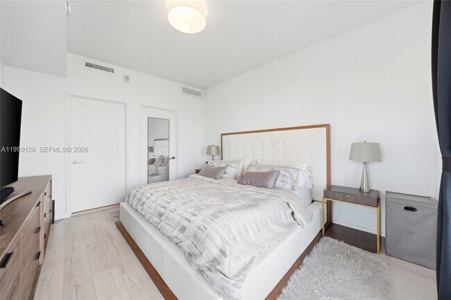 Building Photo - 601 NE 27th St