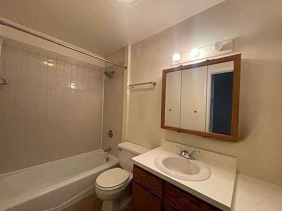 Building Photo - "Spacious 2-Bed, 2-Bath Gem with Hardwood ...