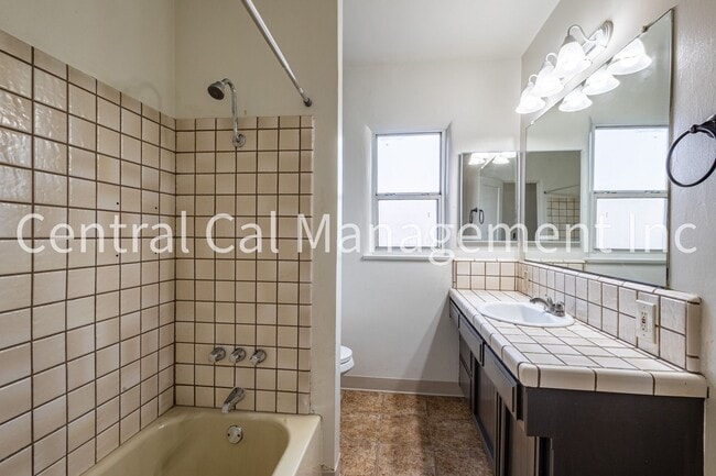 Building Photo - 2 Bedroom, 1 Bath Home - $1595 per month!