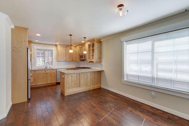 Building Photo - Charming Seattle Townhome with Garage Available Now! A/C included!