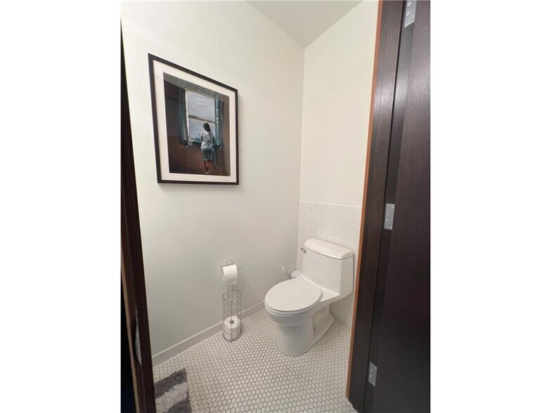 Building Photo - 214 4th St E