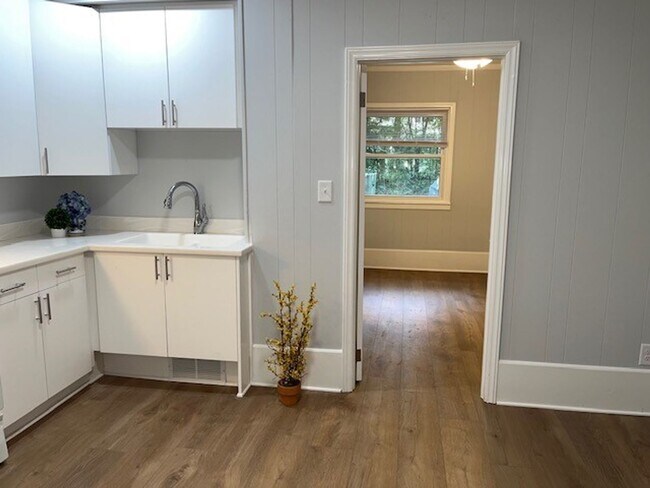 Building Photo - 305 Brookside Dr