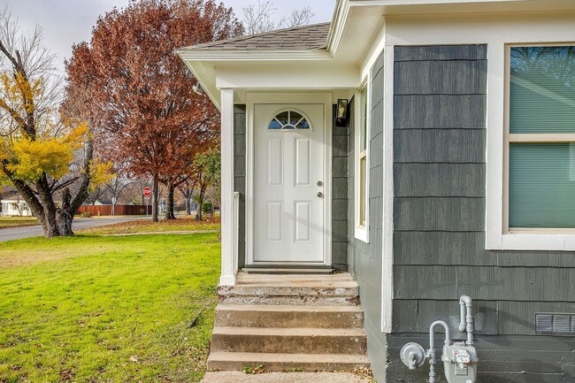 Building Photo - Remodeled 2 Bed 1 Bath Home Ready for New Tenants Near the River District-76114