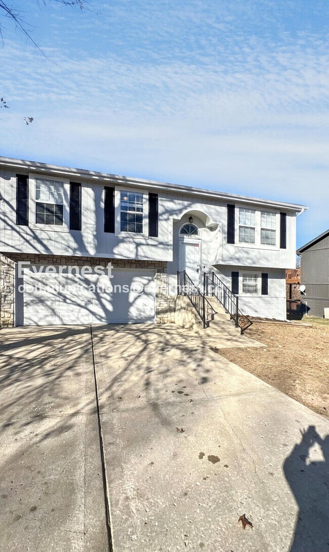 Building Photo - 1021 SE Steeple Dr