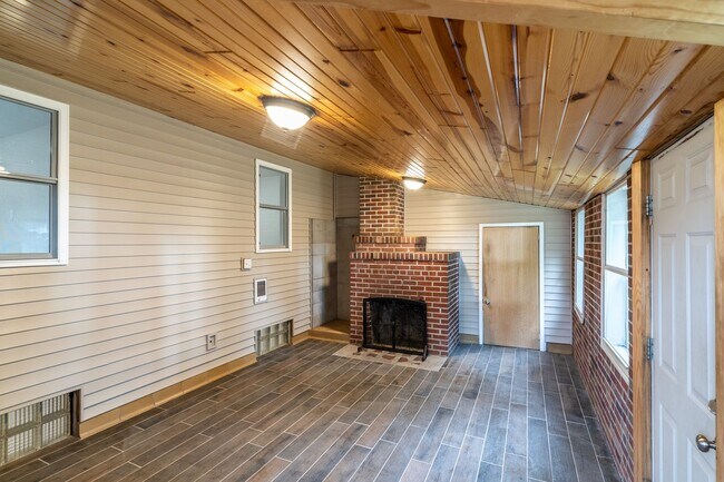 Building Photo - 3 Bedroom Home Available Now!