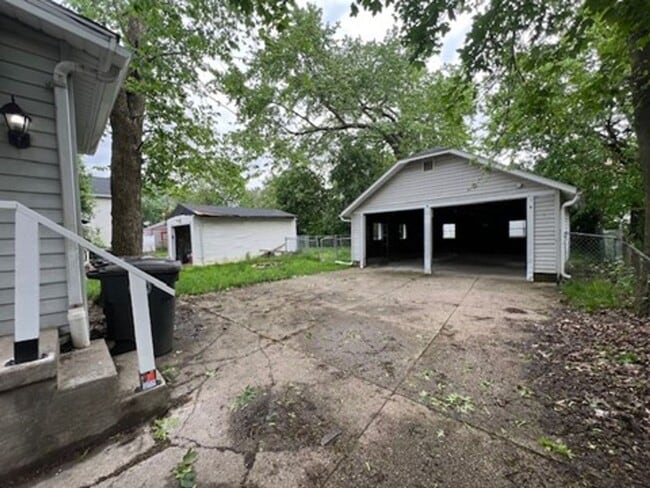 Building Photo - Spacious 4-Bedroom Home