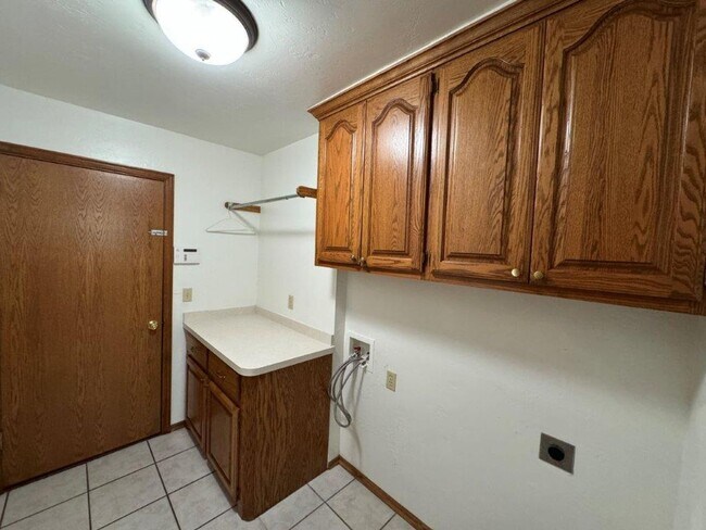 Building Photo - 4 bed, 2 bath ,3 car with storm shelter! B...