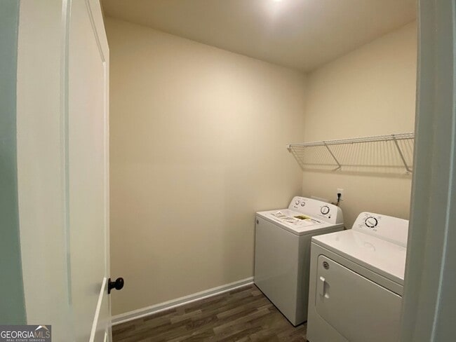 Building Photo - 5595 Mirror Lake Dr