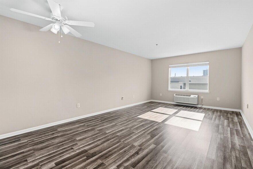 Building Photo - 905 River Rd