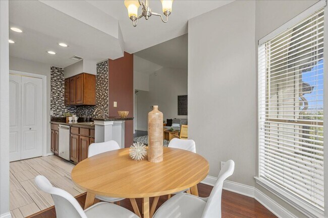 Building Photo - $1,650/mo – 2BR/1BA Condo in Northwest Austin with Stone Fireplace & Balcony