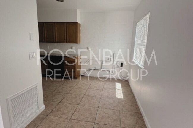 Building Photo - Beautifully updated 3-bedrooms, 2-baths ho...