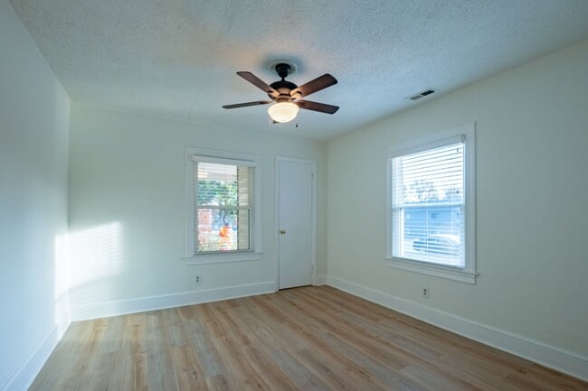 Building Photo - Charming 2 bedroom, 1 bath house