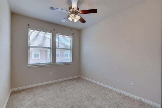 Building Photo - 13800 Lyndhurst St