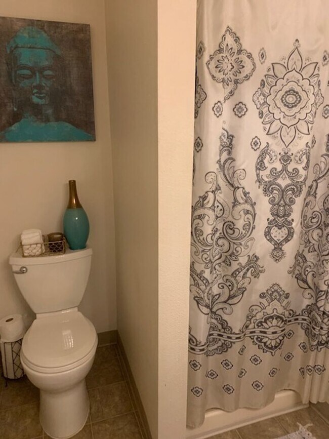 Building Photo - WELL MAINTAINED 2 BR, 2 BA TOWNHOME BY VAN MALL AREA!