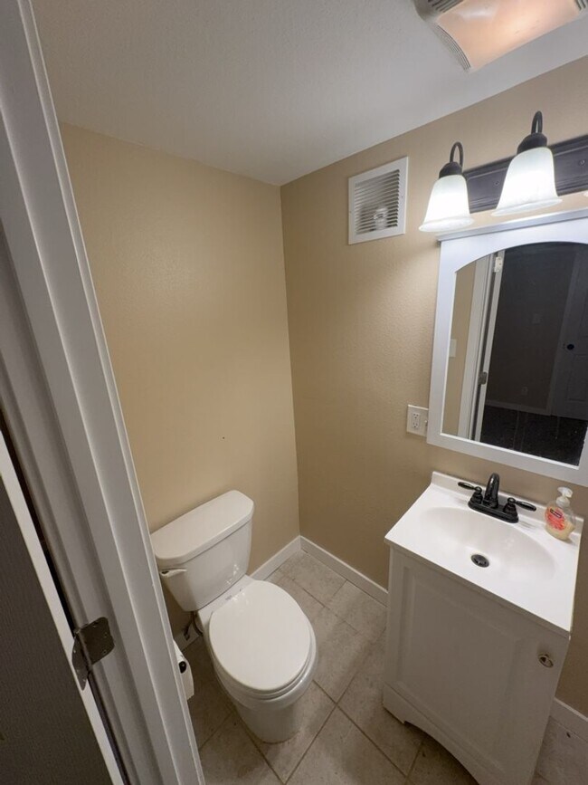 Building Photo - Beautifully Updated 3 Bedroom 2 Bath Home ...