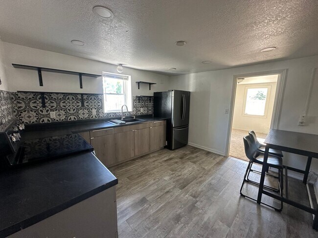 Building Photo - Attached one car garage! Pet Friendly!