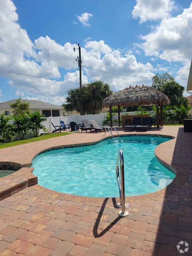 Heated salt water pool and spa. Sunshine on the pool for most of the day - 1305 SW 11th Plz