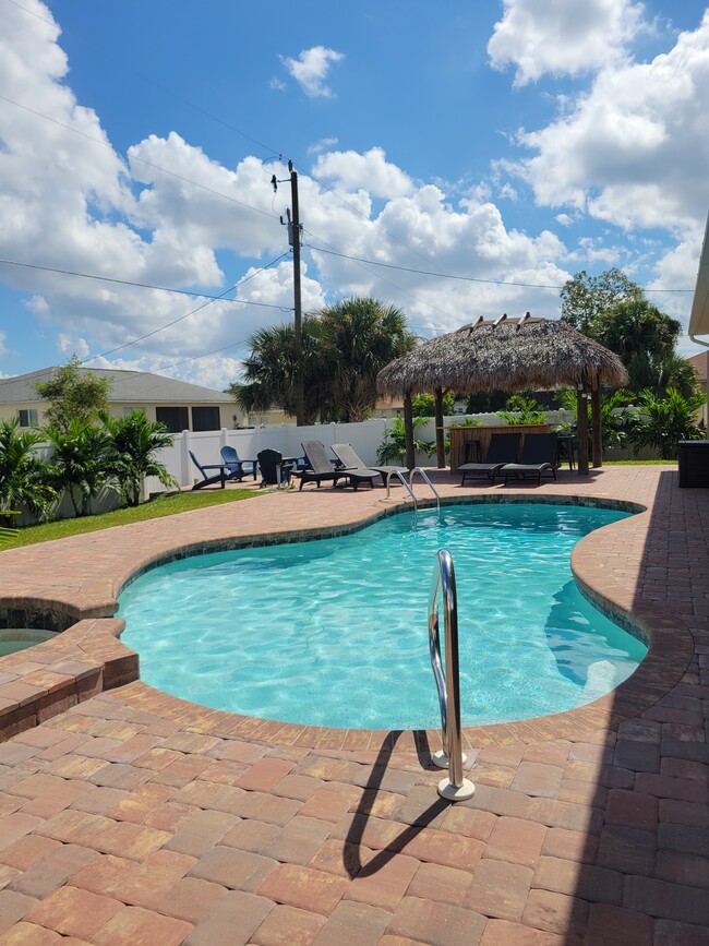 Heated salt water pool and spa. Sunshine on the pool for most of the day - 1305 SW 11th Plz