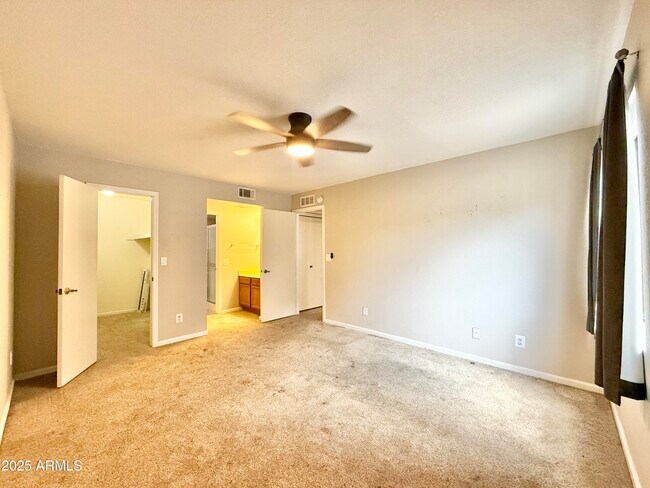 Building Photo - 533 W Guadalupe Rd