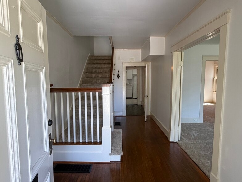 Building Photo - 816 Maupas Ave