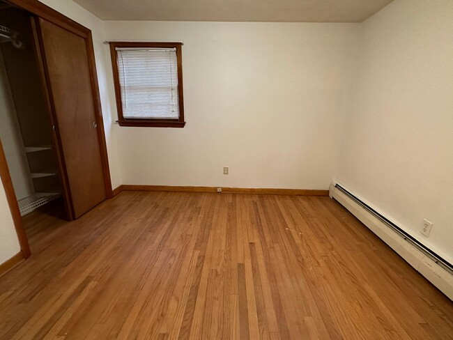 Building Photo - 3 Bedroom 1 Bath Bungalow-Style Ranch