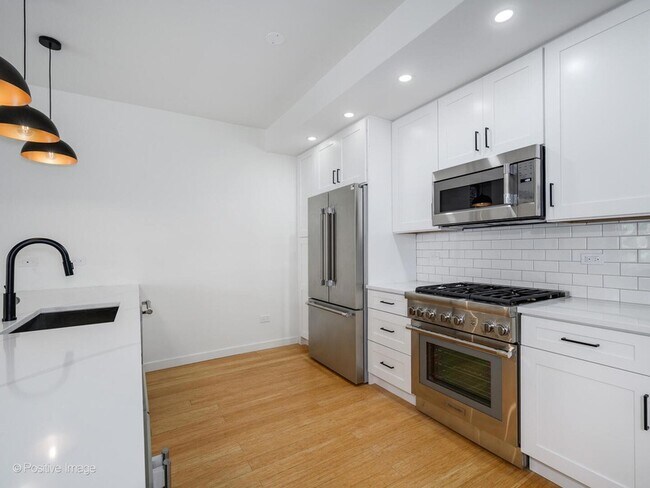 Building Photo - 842 N Wolcott Ave