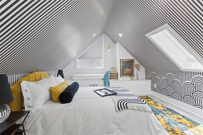 Building Photo - 724 Charles Allen Dr NE