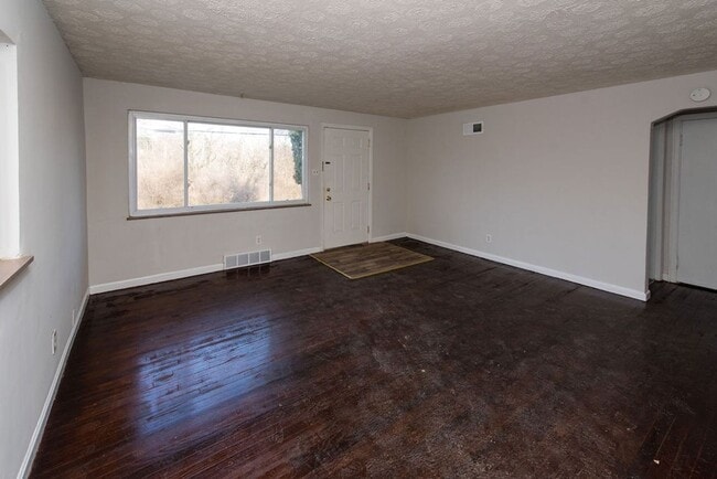 Building Photo - PRICE HILL-NICE 3 BEDROOM 1 BATH RANCH with