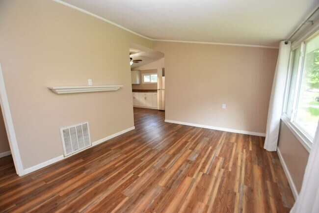 Building Photo - 4 bedroom 2 bath home close to UP Mall