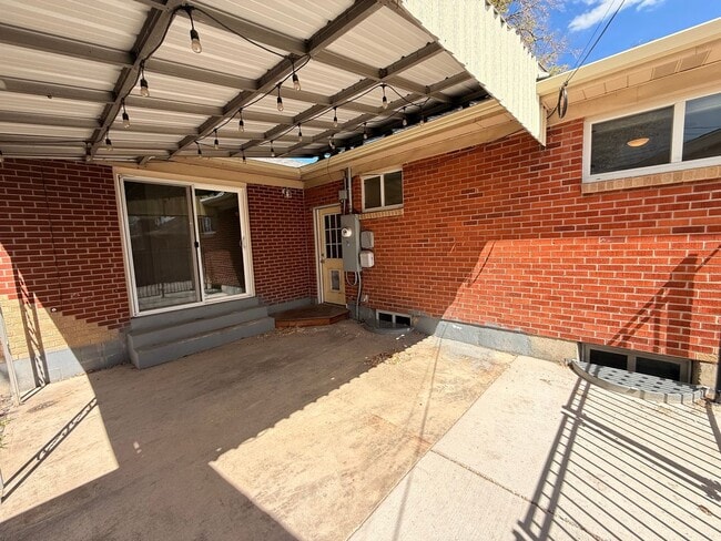 Building Photo - Spacious Twin Lakes Gem!!!