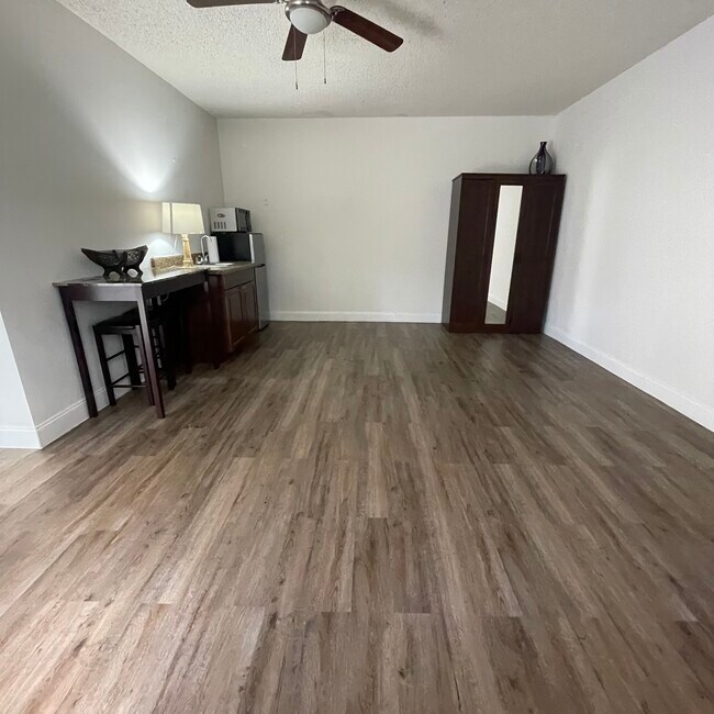 Building Photo - 1600 SW 139th Ct