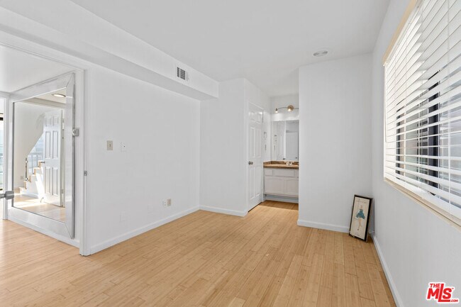 Building Photo - 2480 Penmar Ave
